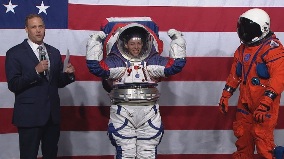 Presentación de los trajes en 2017. Foto NASA.