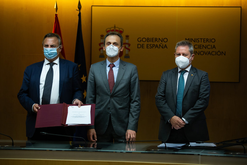 Duque junto al responsable de Airbus España, A. Gutiérrez D, y el director de Espacio de la firma, F. Varela I. Foto Min. de Ciencia