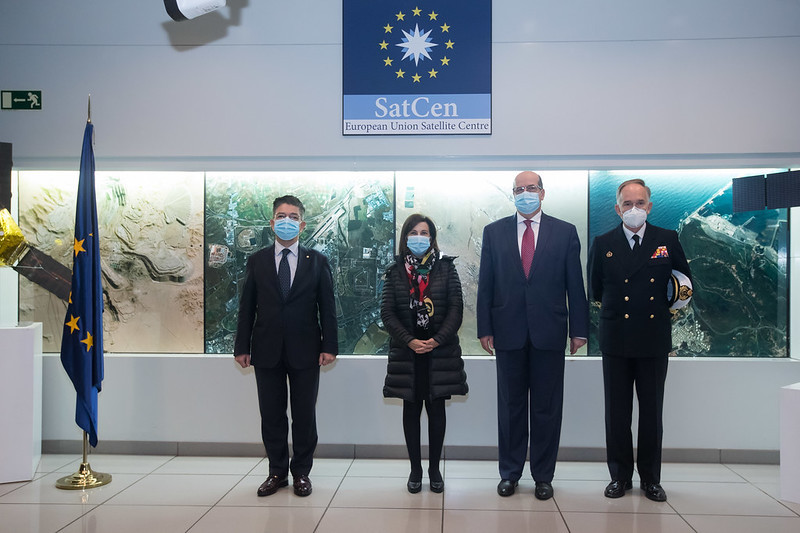 La ministra de Defensa, Margarita Robles, durante la visita al SatCen. Foto Ministerio de Defensa