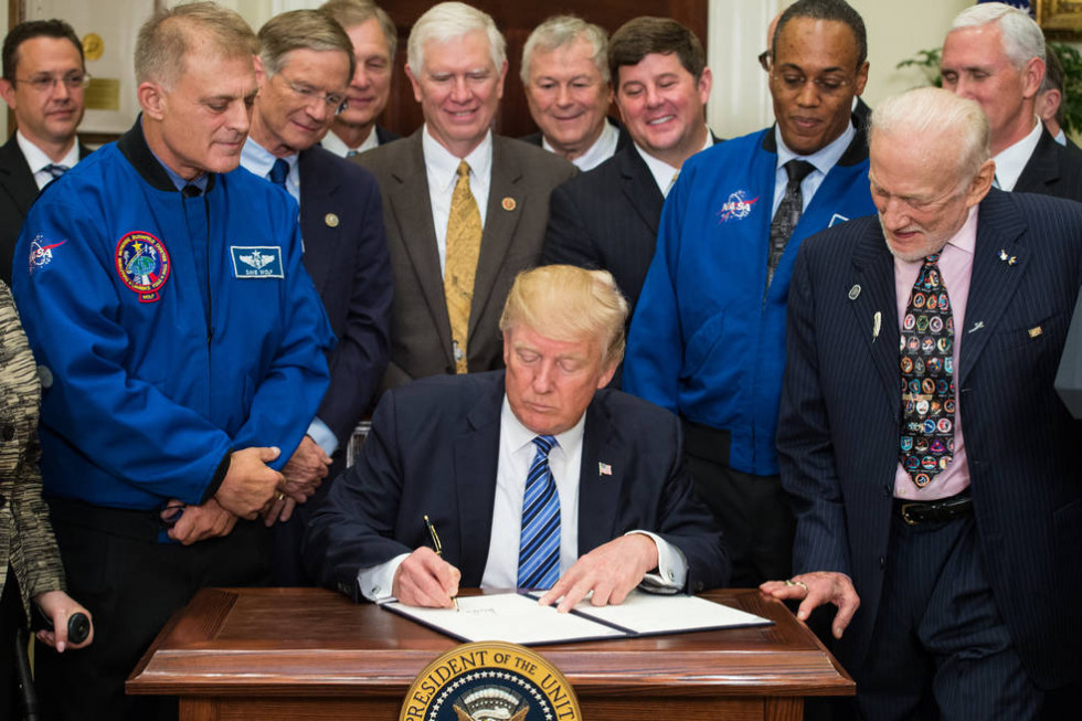 Firma de colaboración con la NASA. Foto NASA.