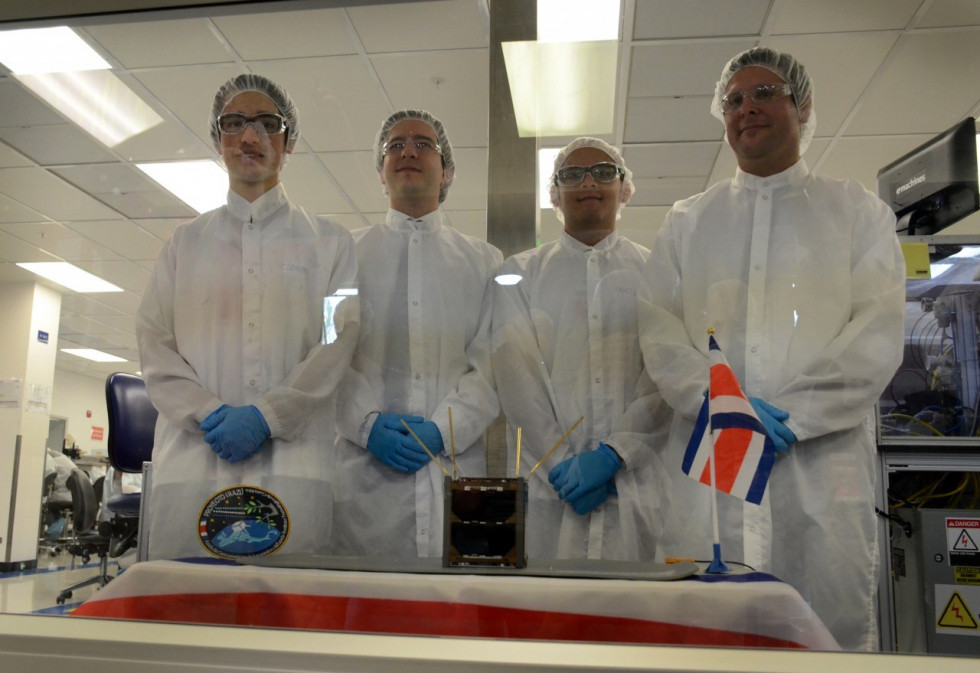 Adolfo Chaves primero a la derecha junto al equipo del Proyecto Irazú. Foto TEC