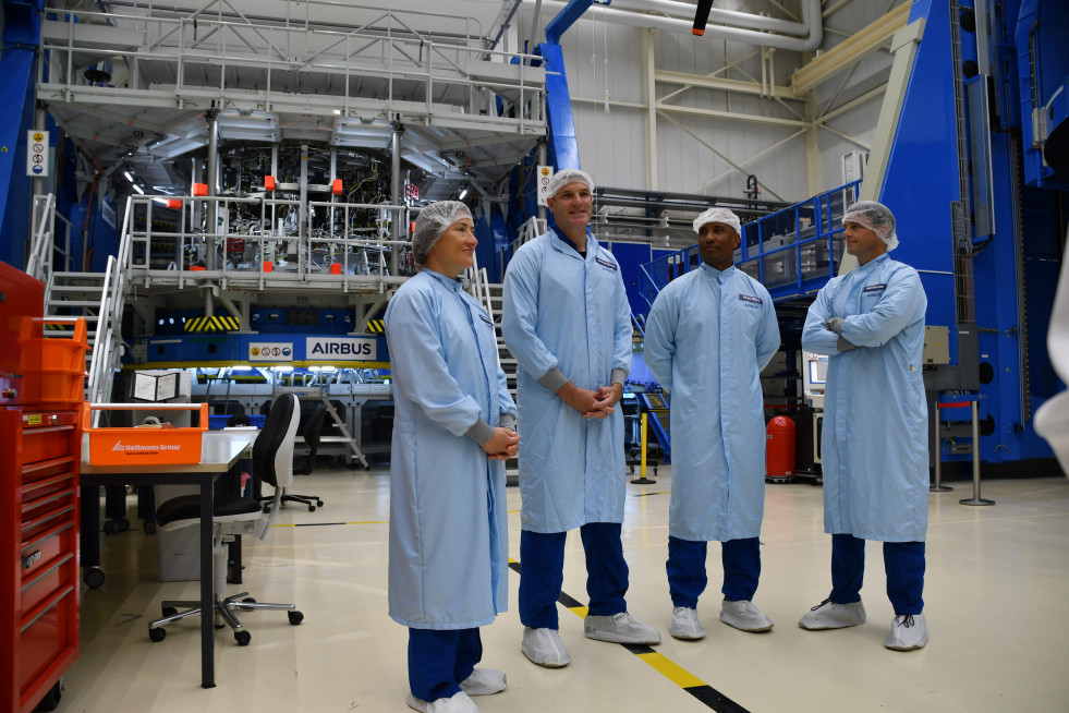 Moon crew visits European powerhouse