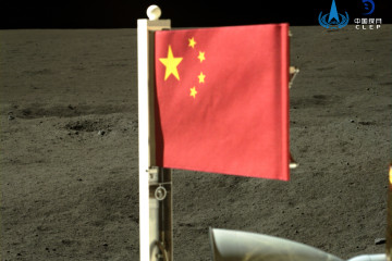 Badera china en la luna