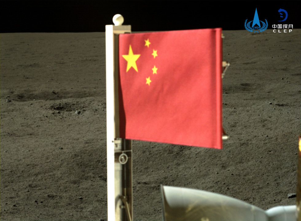 Badera china en la luna