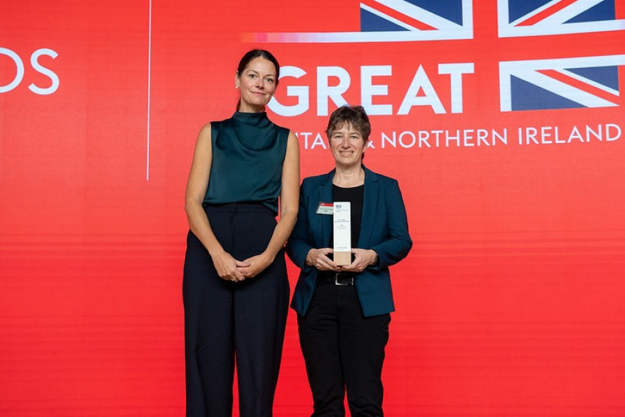 Premio EmbajadaBritánica Mónica Martínez Walter, presidenta de GMV, recoge el premio de manos de Poppy Gustafsson, ministra de Estado para Inversiones en el Reino Unido.