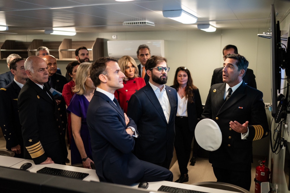 Los presidentes Macron y Boric visitan el rompehielos Viel de la Armada de Chile y resaltan su importancia antártica