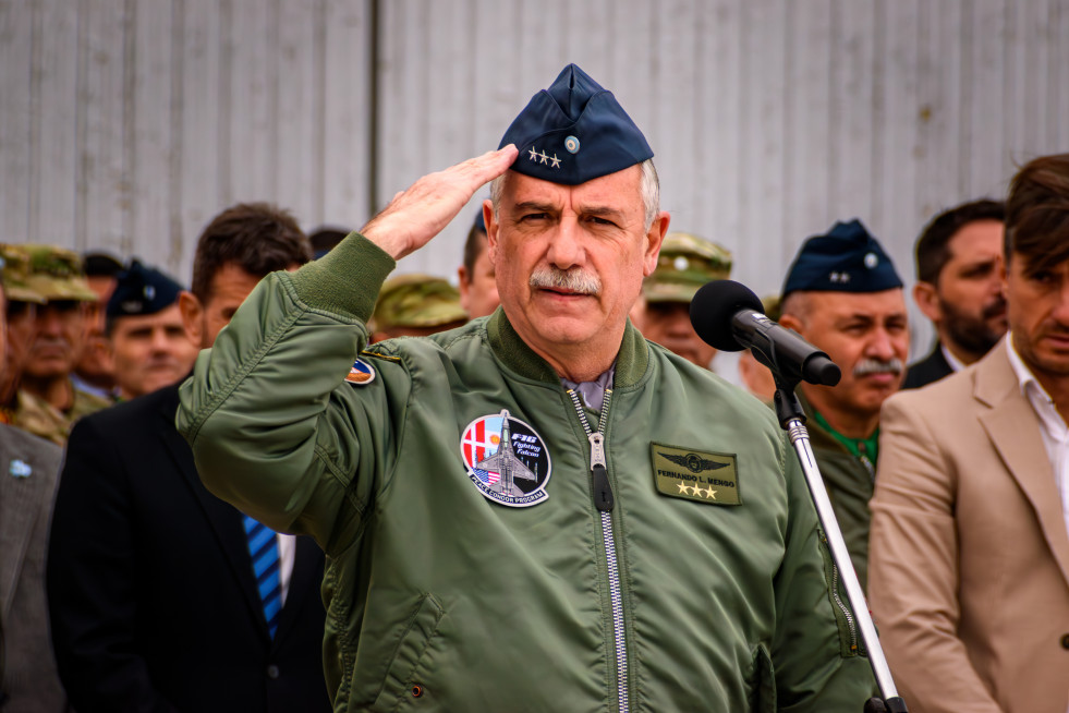 El ministro de Defensa argentino destituye al jefe de la Fuerza Aérea