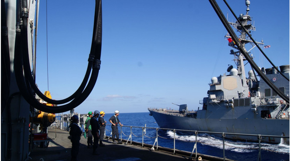 El buque Cantabria de la Armada completa un doble repostaje en la mar a dos destructores estadounidenses