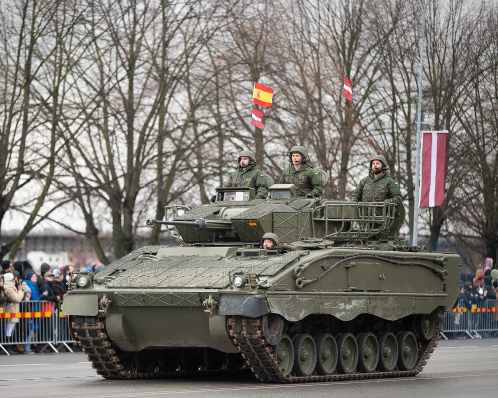 Los carros Leopardo y los vehículos Pizarro españoles desfilan en el Día Nacional de Letonia