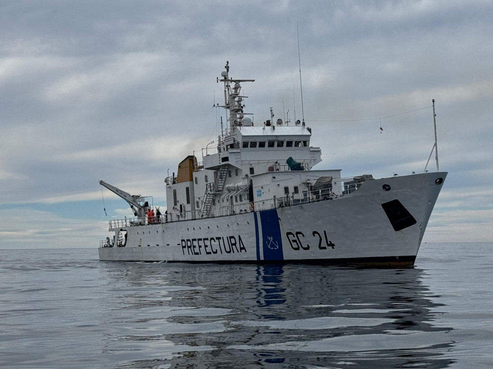 Oficiales de la Armada de Chile participan en operaciones marítimas en el guardacostas argentino Mantilla