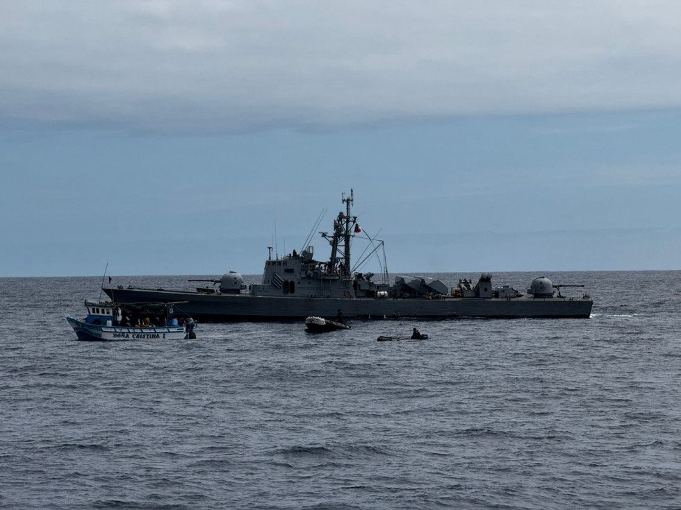 La LAM-34 Angamos de la Armada de Chile fiscaliza pesqueros en la ZEE del norte del país