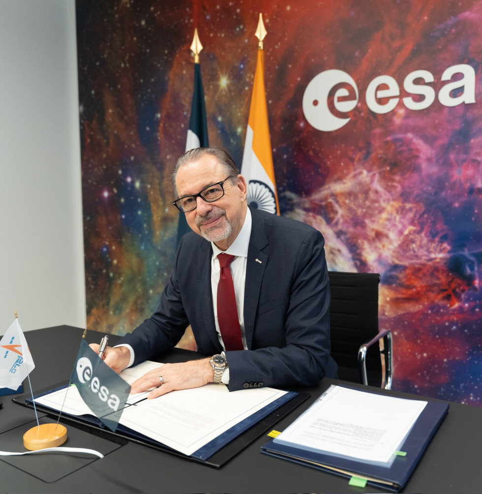 Esa firma con isro