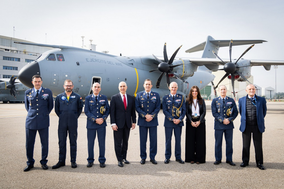 El jefe del Ejército del Aire recorre las líneas de montaje del C295 y el A400M en la planta de Airbus en Sevilla